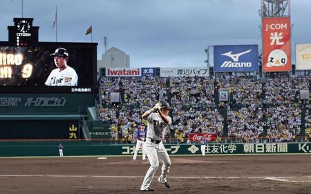 ２回、スタンドが沸き上がる中、打席に入る前に素振りをする立石（撮影・田中太一）
