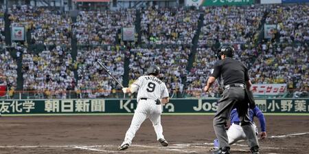２回、スタンドの声援を受け、バットを振る立石（撮影・田中太一）