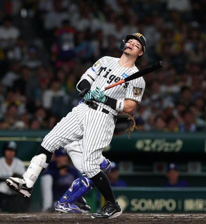 ４回、見逃し三振に倒れる佐藤輝（撮影・西田忠信）