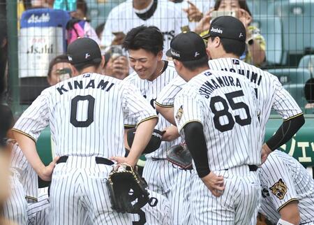 試合前、円陣で声出しをする立石（撮影・田中太一）