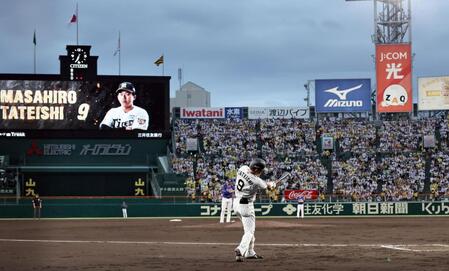 ２回、スタンドが沸き上がる中、打席に入る前に素振りをする立石（撮影・田中太一）