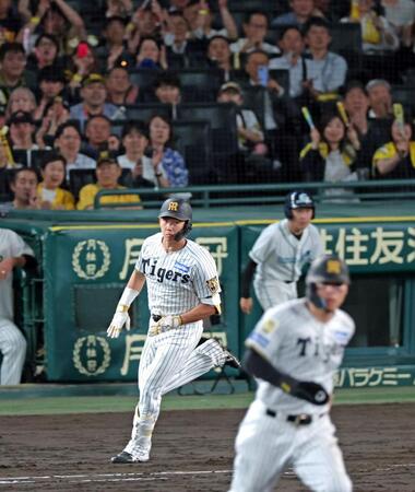 ７回、中前打を放ち一塁へ駆ける立石（撮影・立川洋一郎）