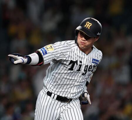 ８回、代打で同点打を放ちベンチを指さす木浪（撮影・西田忠信）