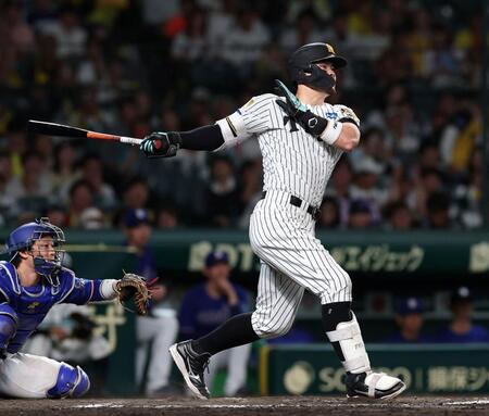 ８回、右前打を放つ佐藤輝（撮影・西田忠信）
