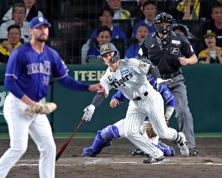 ７回、中前へ２点適時打を放つ坂本（撮影・立川洋一郎）