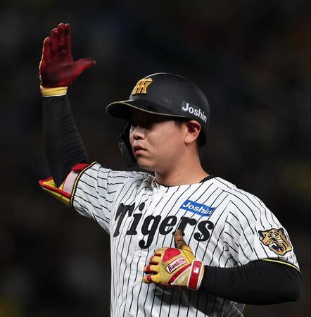 ７回、適時打を放ちポーズを決める嶋村（撮影・西田忠信）