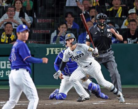 ８回、左前へ２点適時打を放つ坂本（撮影・立川洋一郎）