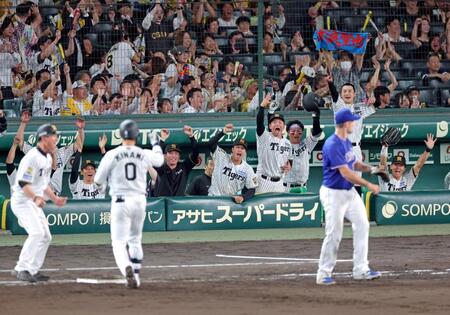 ８回、代打・木浪の適時打で同点に追いつき沸き上がる阪神ナイン（撮影・立川洋一郎）