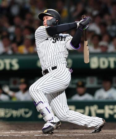 ９回、サヨナラ弾を放つ森下（撮影・田中太一）