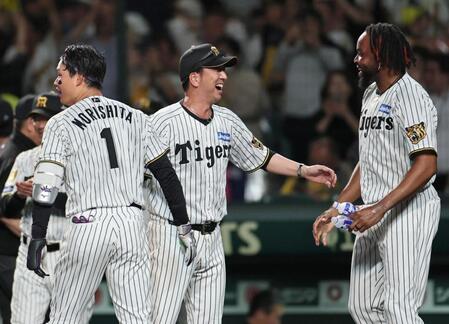 劇的な幕切れで森下（左）、ドリスと喜び合う藤川監督（撮影・田中太一）