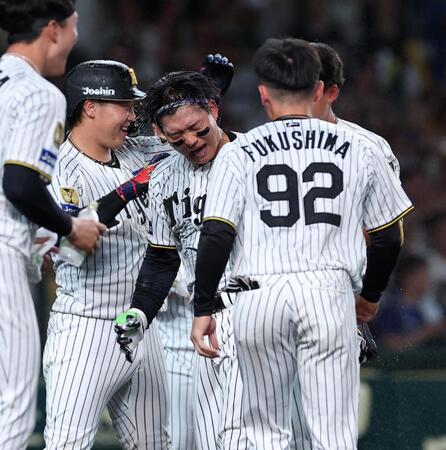 ９回、サヨナラ本塁打を放ち祝福を受ける森下（中央）＝撮影・西田忠信