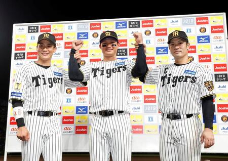 お立ち台でポーズをとる（左から）木浪、森下、坂本（撮影・西田忠信）