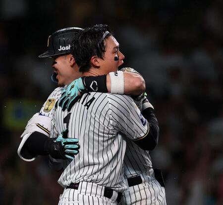 ９回、サヨナラ本塁打を放ち佐藤輝（奥）と抱き合う森下（撮影・西田忠信）
