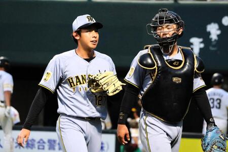 ６回、ピンチをしのいだ神宮（左）は捕手・町田とともにベンチに戻る