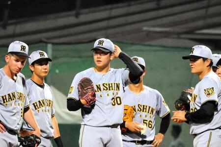 ７回からマウンドに上がるも、打ち込まれ途中降板する門別（中央）