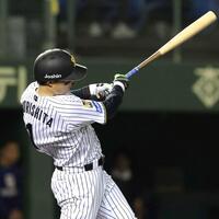 　７回、左前打を放つ森下
