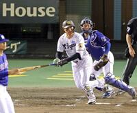 ７回、左前打を放つ森下（撮影・立川洋一郎）