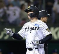 ５回、大山の適時打で生還した森下（撮影・西田忠信）