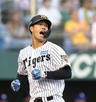 １回、佐藤輝の先制打で生還し声を上げる岡城（撮影・西田忠信）