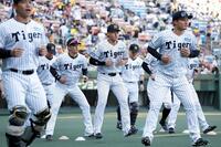 ベンチ前でウオームアップをする立石（中央）らナイン（撮影・西田忠信）