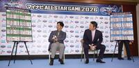 セ・パ両リーグのオールスター出場候補選手が記されたボードを見る阪神・藤川球児監督（左）とソフトバンク・小久保裕紀監督（撮影・坂部計介）