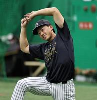 ストレッチをする立石（撮影・田中太一）