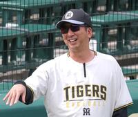 練習を見守る藤川監督（撮影・立川洋一郎）