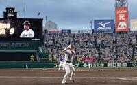 ２回、スタンドが沸き上がる中、打席に入る前に素振りをする立石（撮影・田中太一）