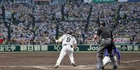 ２回、スタンドの声援を受け、バットを振る立石（撮影・田中太一）