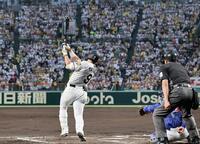 ２回、スタンドの声援を受け、バットを振る立石（撮影・田中太一）