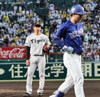 ２回、山本（手前）に３ランを浴び、立ち尽くす茨木（撮影・田中太一）
