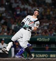 ４回、見逃し三振に倒れる佐藤輝（撮影・西田忠信）