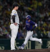 ６回、マラー（右）に２ランを浴びた石黒（撮影・西田忠信）
