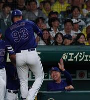 ６回、２ランを放ったマラー（左）を笑顔で迎える井上監督（撮影・西田忠信）