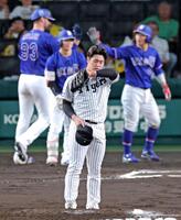 ６回、マラーに２ランを浴び、肩を落とす石黒（撮影・立川洋一郎）