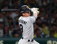 ７回、中前打を放つ立石（撮影・西田忠信）
