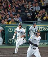 ７回、中前打を放ち一塁へ駆ける立石（撮影・立川洋一郎）