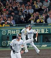 ７回、中前打を放ち一塁へ駆ける立石（撮影・立川洋一郎）