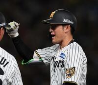 ８回、右前打を放ちガッツポーズする高寺（撮影・西田忠信）