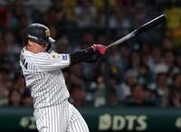 ８回、中前打を放つ大山（撮影・西田忠信）