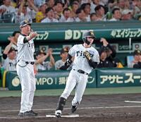 ７回、中前へ適時打を放ち一塁を駆ける中野（撮影・立川洋一郎）