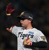７回、適時打を放ちポーズを決める嶋村（撮影・西田忠信）