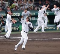 ９回、左翼スタンドへサヨナラ本塁打を放ちダイヤモンドを回る森下（撮影・立川洋一郎）