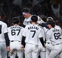 ９回、サヨナラ本塁打を放ちナインの祝福を受ける森下（撮影・西田忠信）