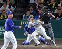 ８回、左前へ２点適時打を放つ坂本（撮影・立川洋一郎）