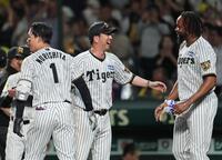 劇的な幕切れで森下（左）、ドリスと喜び合う藤川監督（撮影・田中太一）