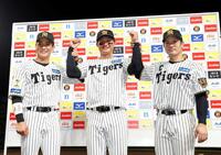 お立ち台でポーズをとる（左から）木浪、森下、坂本（撮影・西田忠信）
