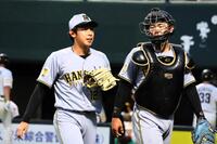 ６回、ピンチをしのいだ神宮（左）は捕手・町田とともにベンチに戻る
