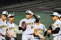 ７回からマウンドに上がるも、打ち込まれ途中降板する門別（中央）