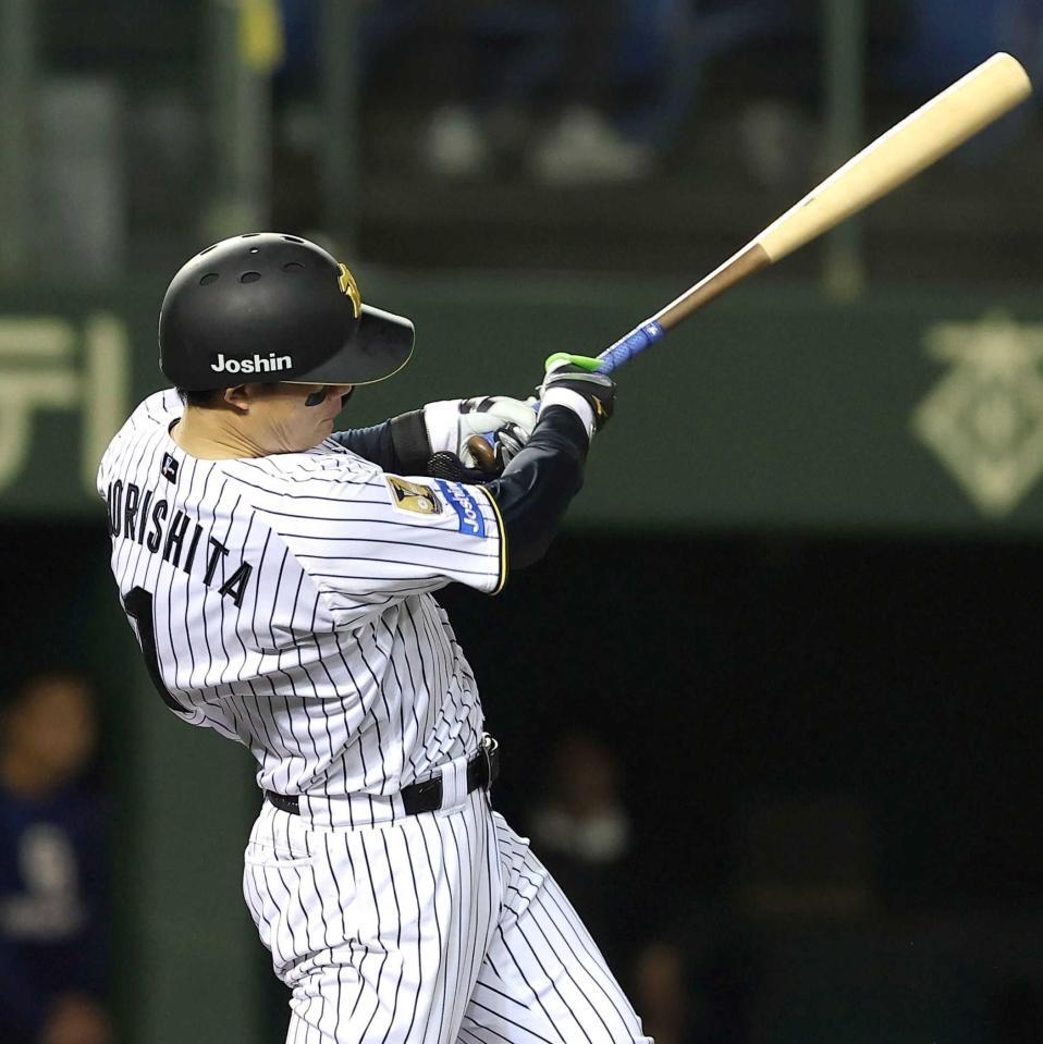 　７回、左前打を放つ森下